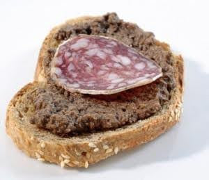 Sandwich: Tapenade mit Salami aus der Ardèche